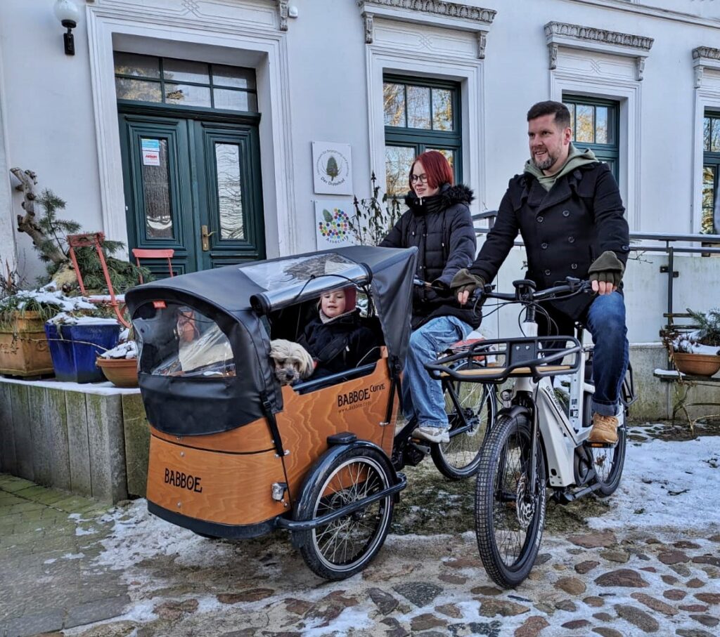 Zwei E-Lastenfahrräder vor dem Vereinshaus