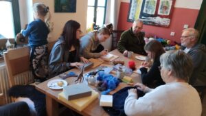 Menschen im Distelhof-Café