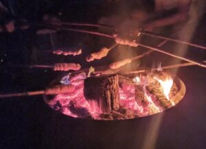 Fröhliche Runde beim Stockbrot